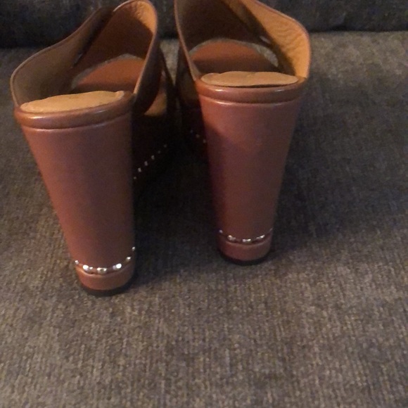 Coach leather slip in shoes.  I am a 7.5 and they fit me and are so comfortable! - Picture 5 of 7